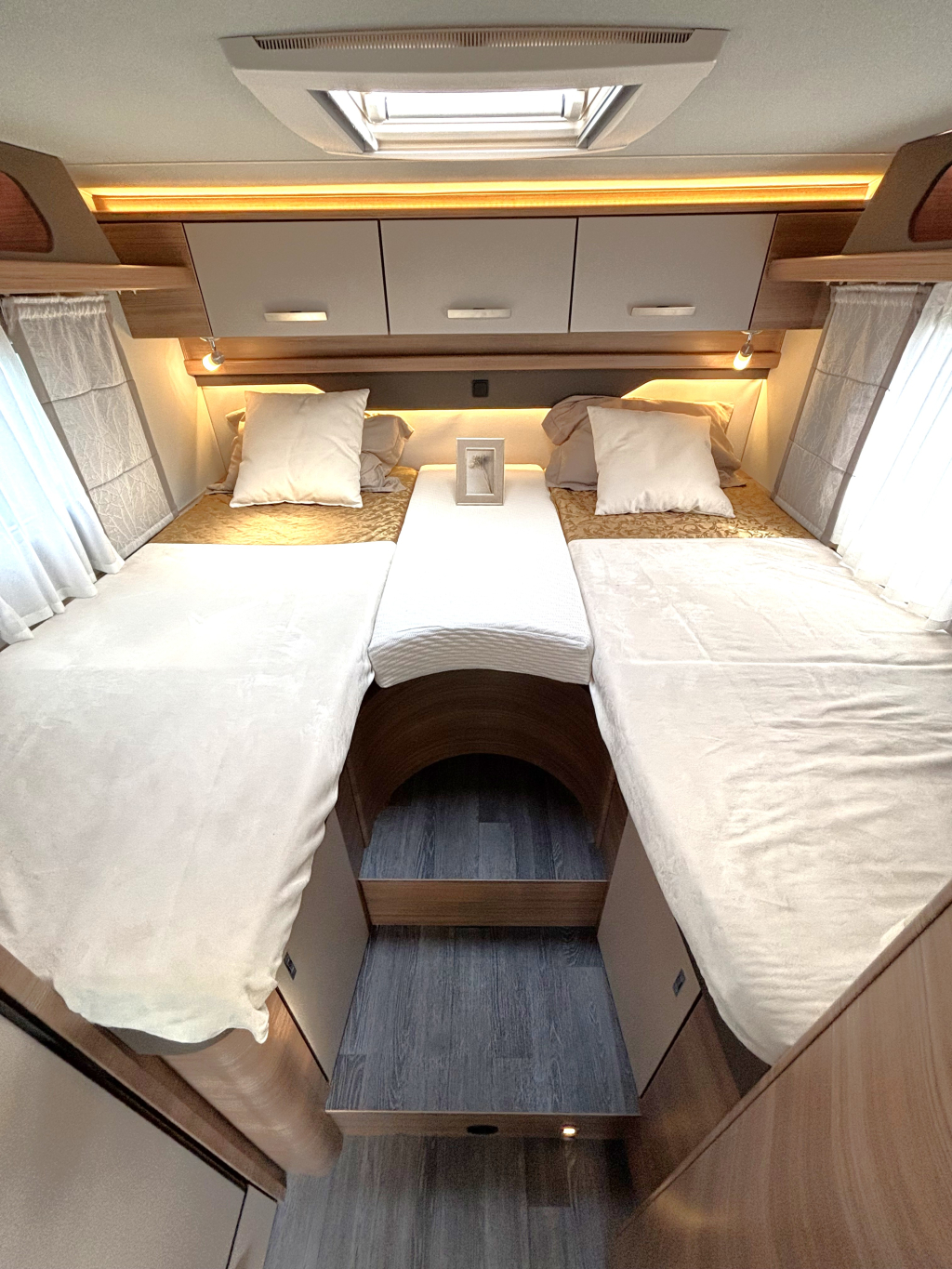 Knaus Live I 650 MEG 9TR AUTOMAAT ENKELE BEDDEN HEFBED 160PK foto: 2
