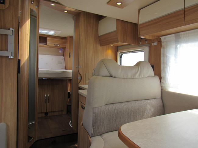 Hymer T598 Semi integraal Queensbed Hefbed bj2018 foto: 18