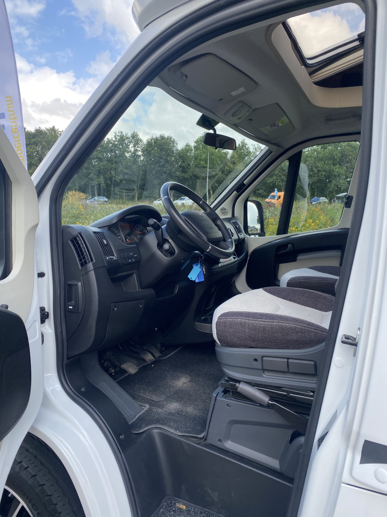 Weinsberg Pepper 600 Peugeot 163 PK, Half-integraal, 2 Lengte-bedden, Garage, Aut. schotel / LCD Camper Centrum On the Road aan de Noorderringweg 4 in Marum. foto: 18