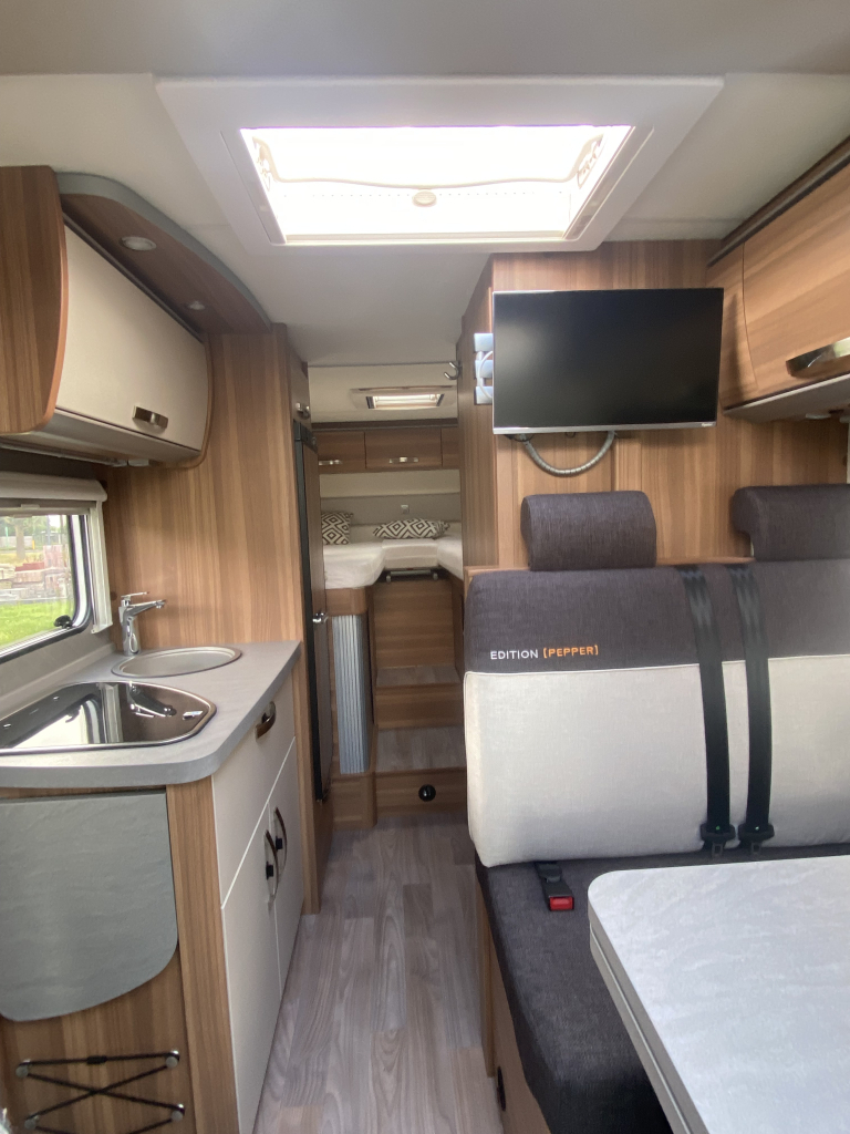 Weinsberg Pepper 600 Peugeot 163 PK, Half-integraal, 2 Lengte-bedden, Garage, Aut. schotel / LCD Camper Centrum On the Road aan de Noorderringweg 4 in Marum. foto: 5