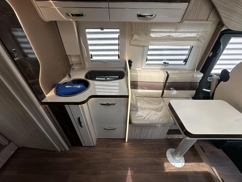 Elnagh Magnum 582 140PK Queensbed Dakairco  foto: 7