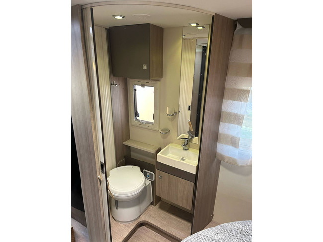 Chausson 718 EB 2.3 131 PK Fiat Ducato Half-Integraal Camper QUEENS BED IN Hoogte verstelbaar foto: 10