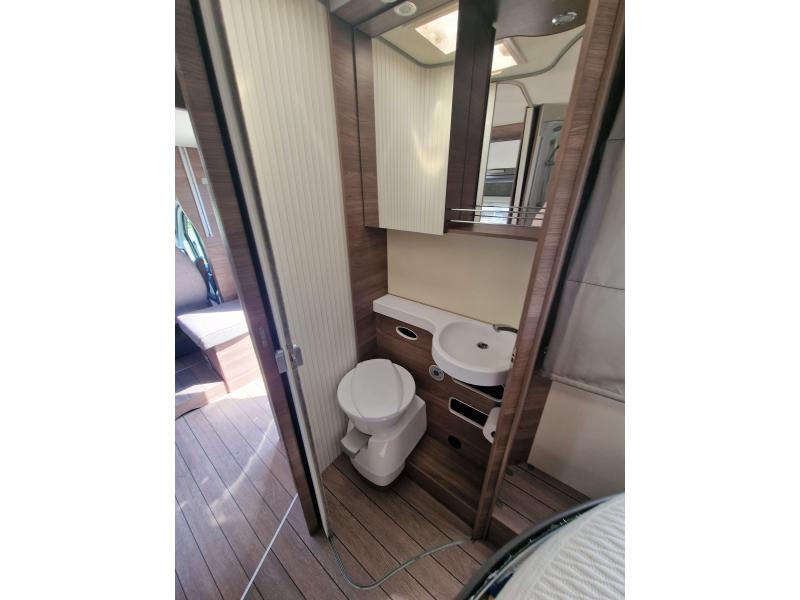 Knaus L!ve Wave 650 MX cama queen cama abatible foto: 5