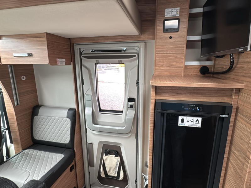 Weinsberg CaraSuite 700 ME EH478 ensuite badkamer  foto: 6