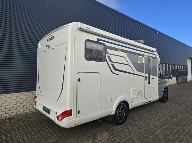 Hymer TRAMP GL 578 AMBITION 130 PK SLECHTS 29.972 KM DIGITALE ACHTERUITKIJKSPIEGEL LENGTEBEDDEN TV + SATELLIET DRAAISTOELEN foto: 3
