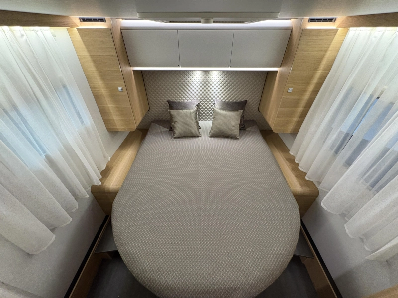 Adria Coral Plus 670 DC queensbed / automaat  foto: 18