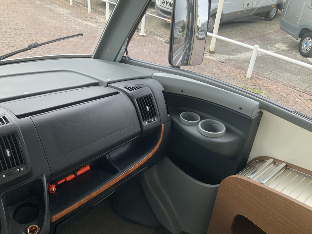 Bürstner Aviano 727 2.3 AUTOMAAT  150  PK integraal ,  Motor-airco  , Queens-bed , gelijkvloers , zij  zitgroep Bj. 2012 Camper centrum on the road foto: 27