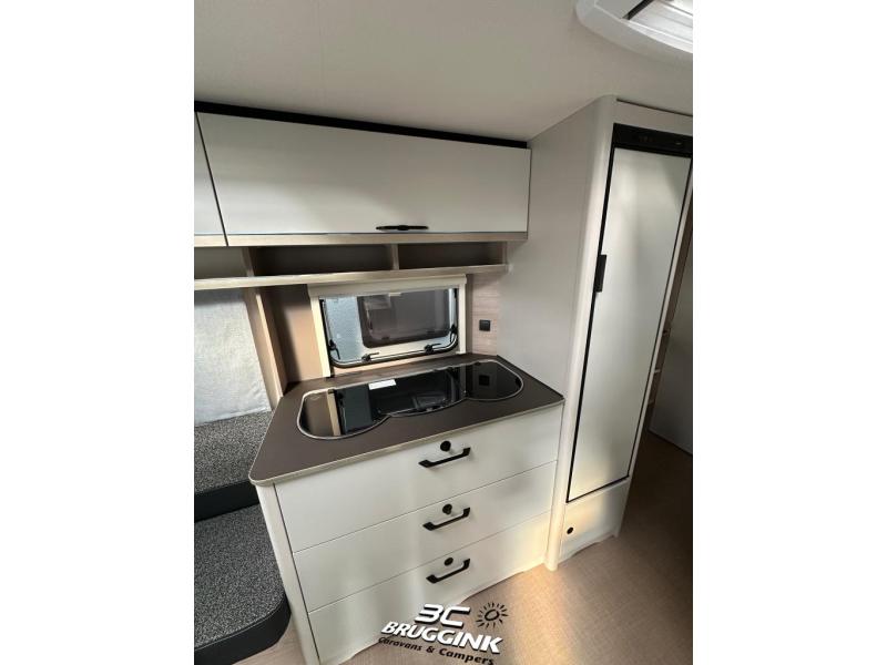 Bürstner Premio SkyLine 460 TS - FRANS BED EN RONDZIT  foto: 5