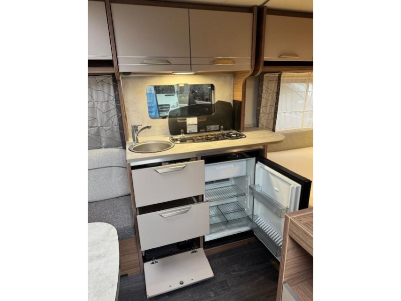 Knaus Sport 450 FU franz&ouml;sisches Bett Sackmarkise Foto: 12