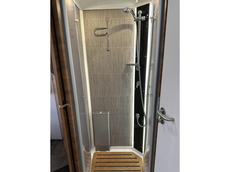 Dethleffs Globetrotter 7850 XLI DBM Premium, Placards sup&eacute;rieurs photo : 21