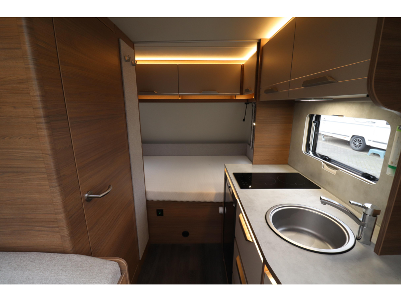 Knaus Sport E-Power Selection 420 QD Mover / Awning / Air conditioning photo: 10