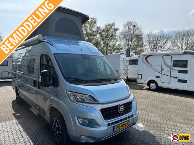 Hymer Yellowstone 640: Camas en el techo y camas longitudinales.