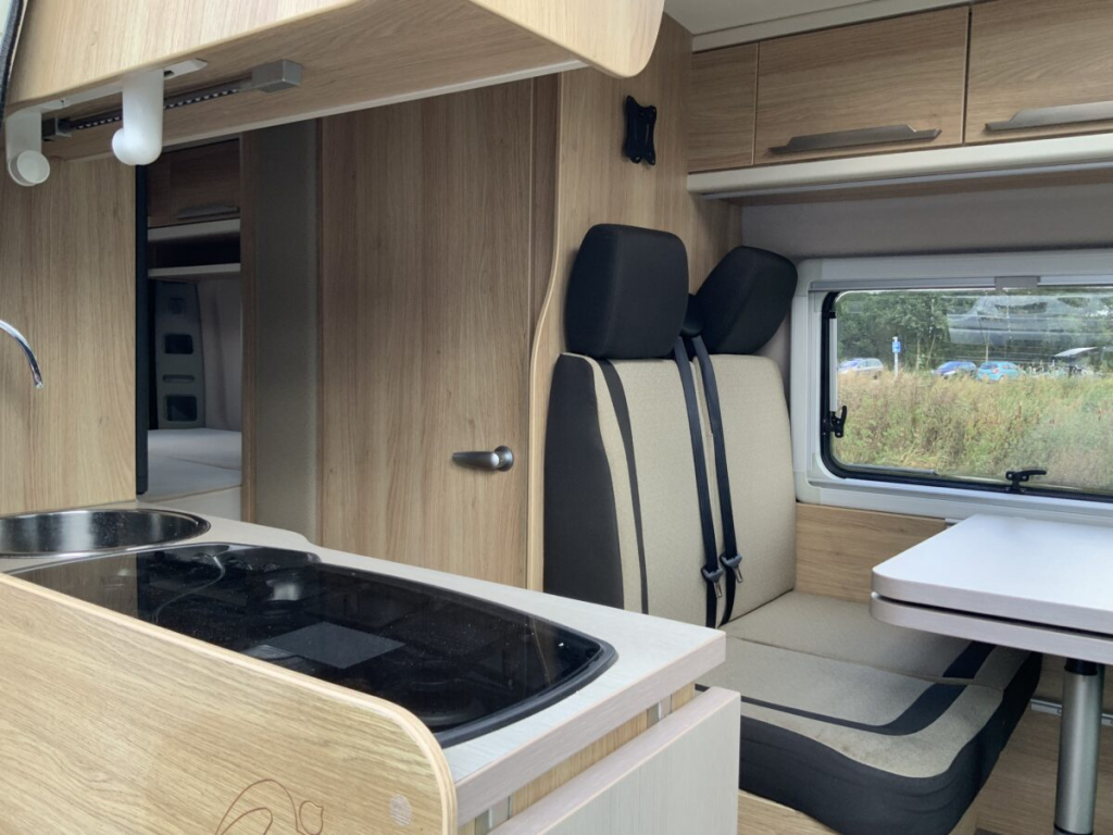 Knaus Boxstar Buscamper AUTOMAAT Dwars-bed, Motor-airco, Draaistoelen, Fietsendrager Busbiker, Bj.2017 Camper centrum on the road Marum foto: 11