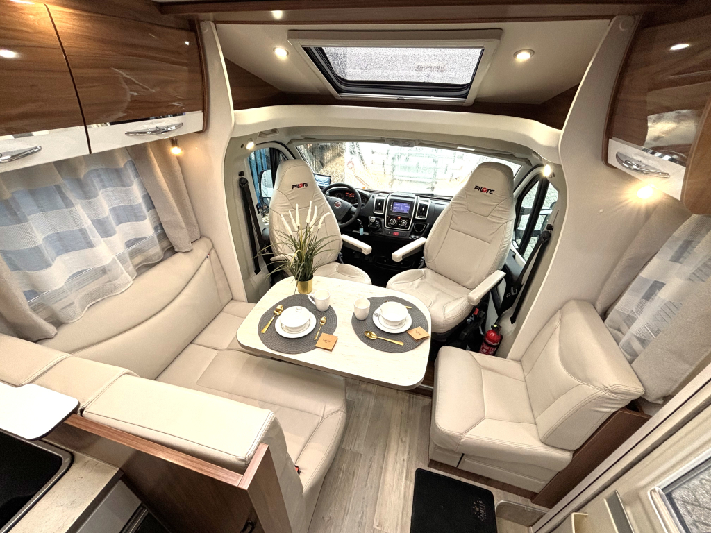 Pilote Sensation 700 P QUEENSBED 6.99M XXL GARAGE CONSTRUCT foto: 1