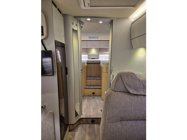 Hymer TRAMP GL 578 AMBITION 130 PK SLECHTS 29.972 KM DIGITALE ACHTERUITKIJKSPIEGEL LENGTEBEDDEN TV + SATELLIET DRAAISTOELEN foto: 19