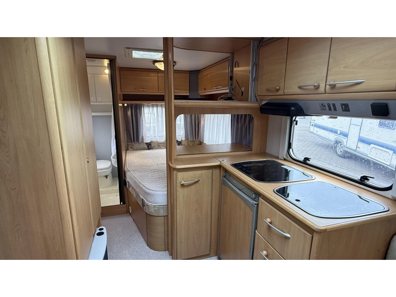 Knaus Sudwind 450 TF frans bed rondzit toilet  foto: 1