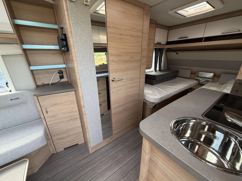 Knaus Sudwind Black Selection 460 EU enkele bedden / dinette  foto: 5