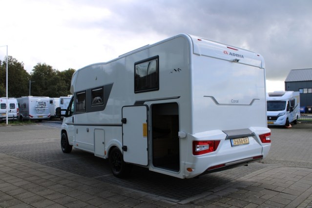 Adria Coral S 670 SC met elektrisch in hoogte verstelbaar Queensbed slechts 40801 km (65  foto: 3