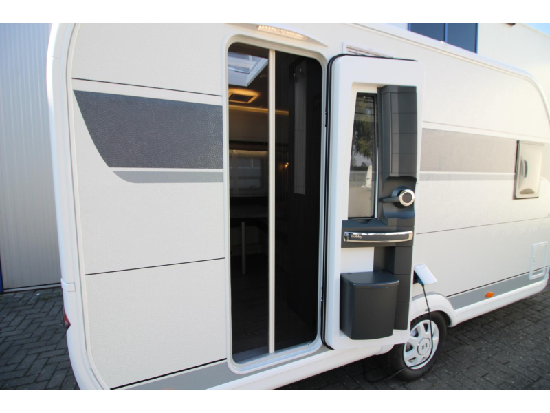 Hobby De Luxe 400 SFE Cama francesa y nevera alta foto: 19
