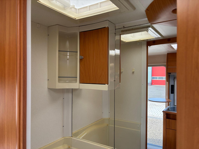 HOME-CAR 526h Racer 470 UE | 2 Enkele bedden | Volautomatische mover | Fietsendrager | Zakluifel | 3-Pits gasfornuis foto: 16