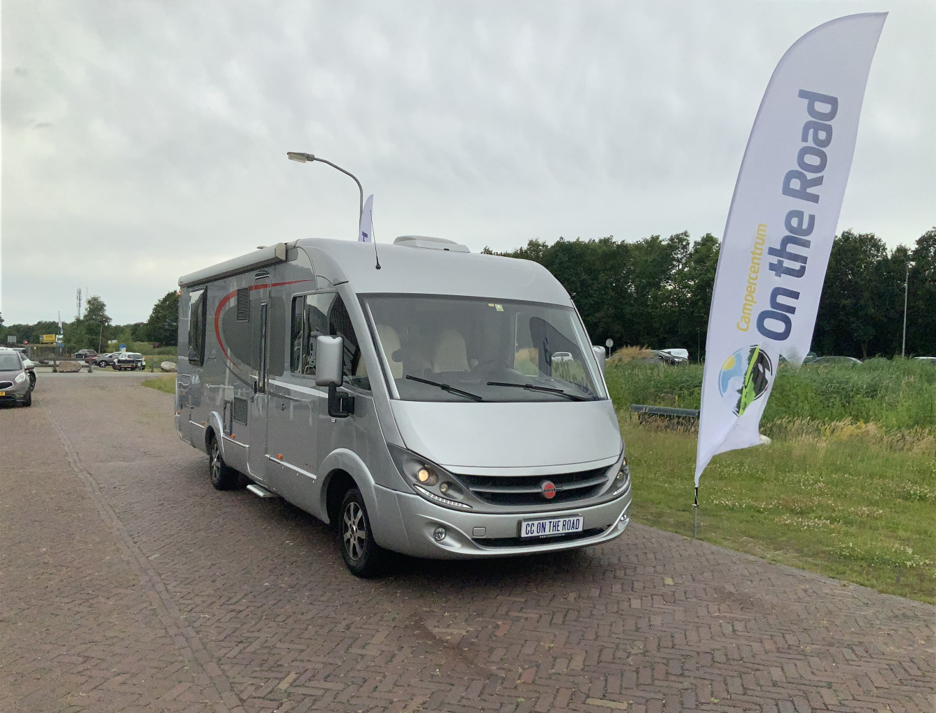 Bürstner Aviano 727 2.3 AUTOMAAT  150  PK integraal ,  Motor-airco  , Queens-bed , gelijkvloers , zij  zitgroep Bj. 2012 Camper centrum on the road foto: 0