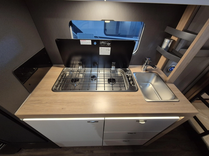 Knaus Sport 500 QDK met 3 stapelbedden!  foto: 16