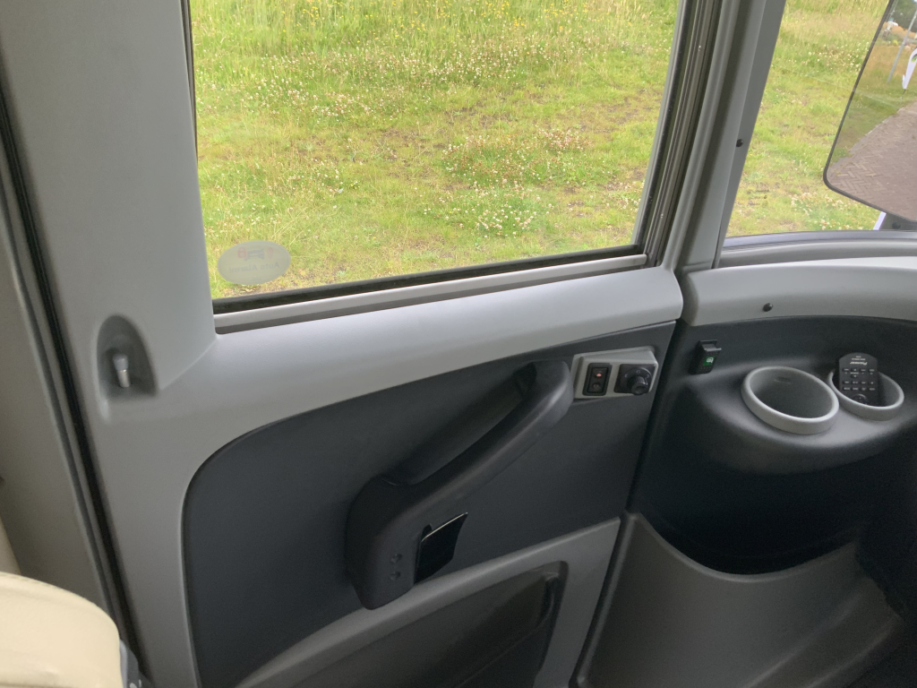 Bürstner Aviano 727 2.3 AUTOMAAT  150  PK integraal ,  Motor-airco  , Queens-bed , gelijkvloers , zij  zitgroep Bj. 2012 Camper centrum on the road foto: 28