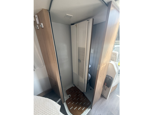 Adria CORAL 600 SC 164 PS Euro 6 sehr kompakter Camper Queenbett Panoramadach elektr. Fahrradtr&auml;ger TV 2x Solarpanel Remis Plissee Maxxfan Navi Kamera Leder Fliegengittert&uuml;r Foto: 21