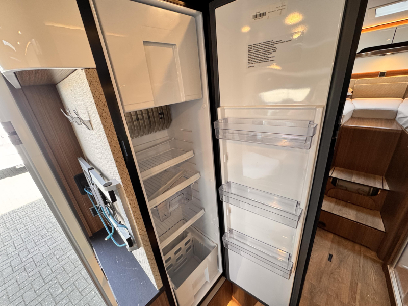 Hymer B-MC T 680 single beds pull-down bed photo: 22