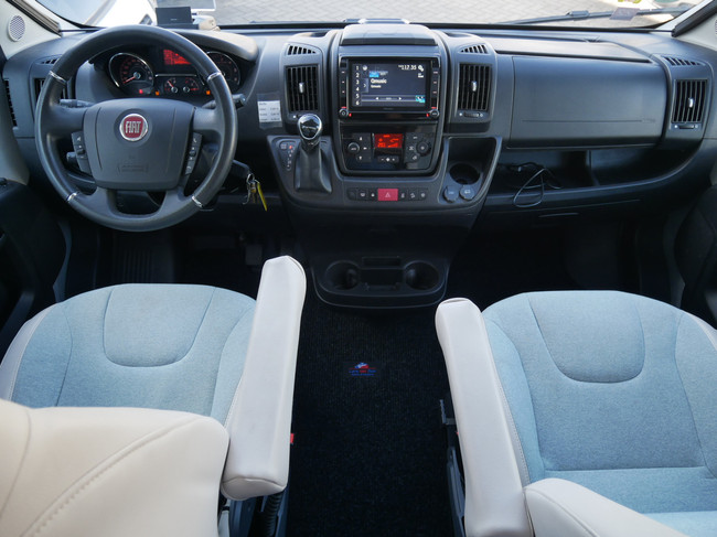 Knaus Van Tourer, Camas individuales, Techo elevable, Autom&aacute;tico de 9 velocidades. foto: 3