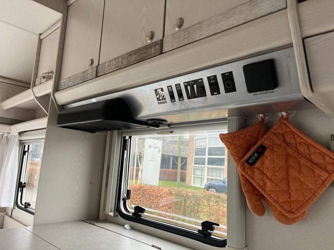Knaus Sport 2404 | Auvent | Mover semi-automatique | Lit fixe | Dinette (coin salon rond) | Chauffage | Toilette &agrave; cassette | Galerie de toit/&eacute;chelle photo: 14