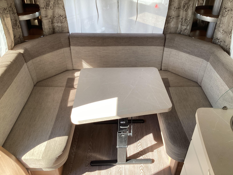 Hobby De Luxe 460 UFE omnistor foto: 2