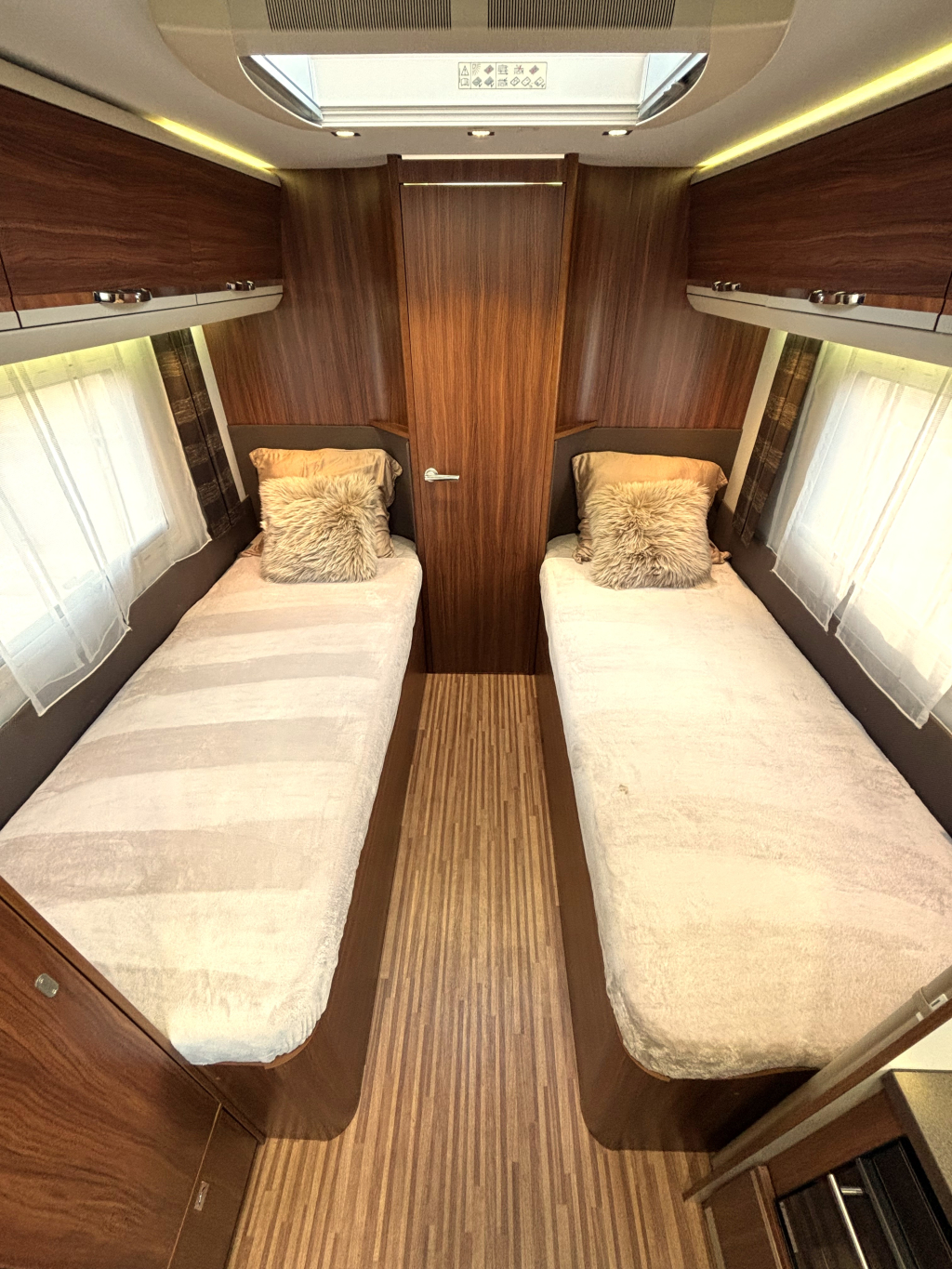 Adria Coral Supreme 670 SLT ENKELE BEDDEN UNIEK! ALDE  foto: 2