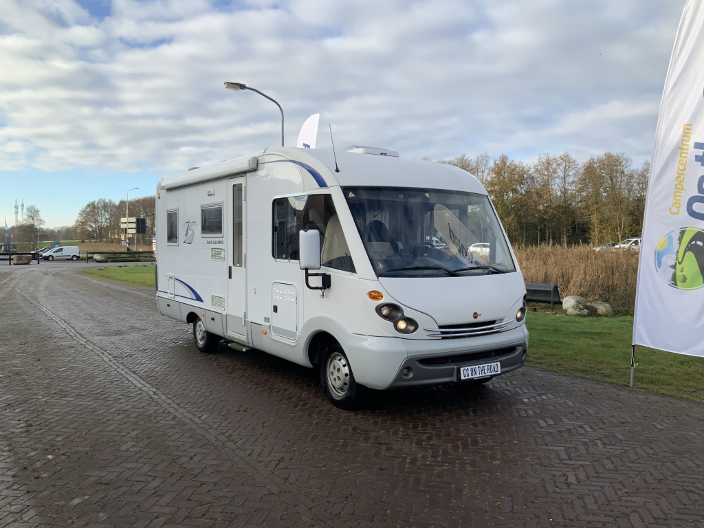 B&uuml;rstner El&eacute;gance 660 Integral, cama francesa y cama abatible, asientos giratorios, patas de apoyo hidr&aacute;ulicas, a&ntilde;o 2004 Camper Centrum On the Road en Noorderringweg 4 en Marum. foto: 0