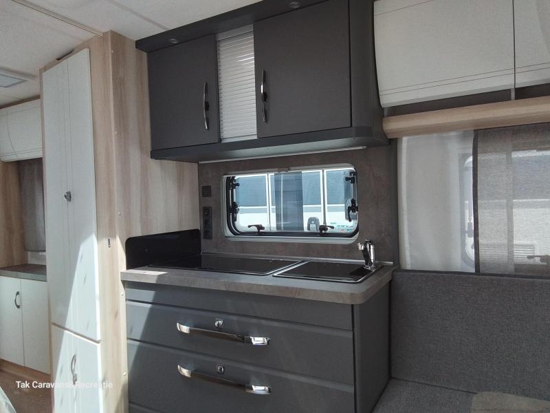 Hobby De Luxe 495 WFB met aparte douche en wc 