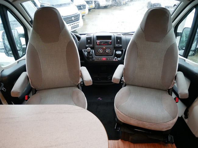 Pössl 2Win Plus, 6 Meter Buscamper, Groot Dwarsbed!!! foto: 5