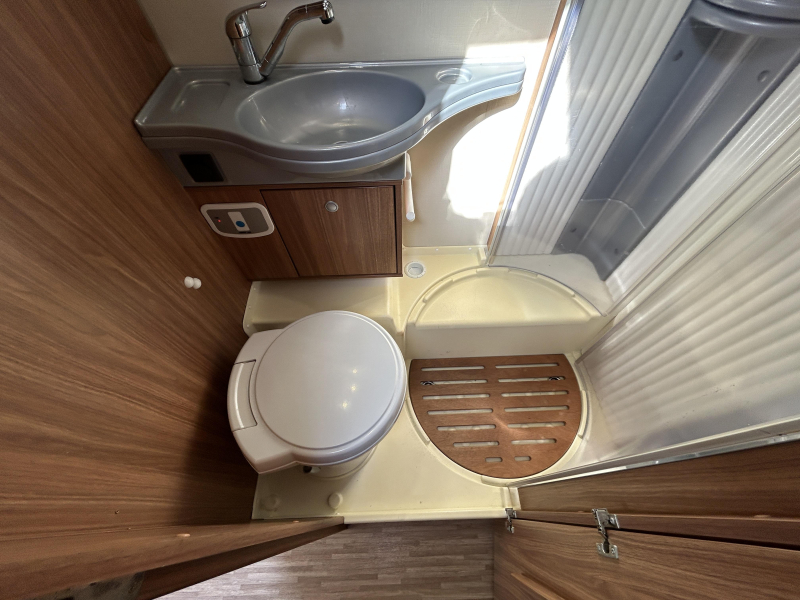 Hymer Carado ENKELE BEDDEN + HEFBED  foto: 12