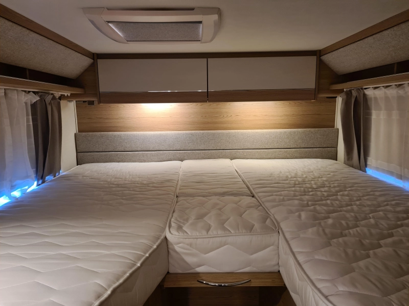 LMC Breezer V 643 G Lengtebedden/Schotel  foto: 12