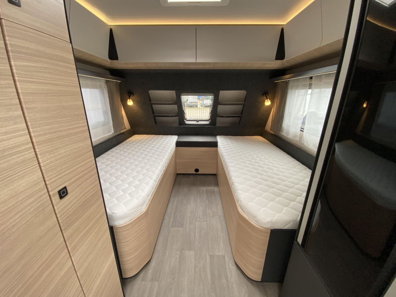 Hobby Maxia 585 UL Single beds, round seating photo: 17
