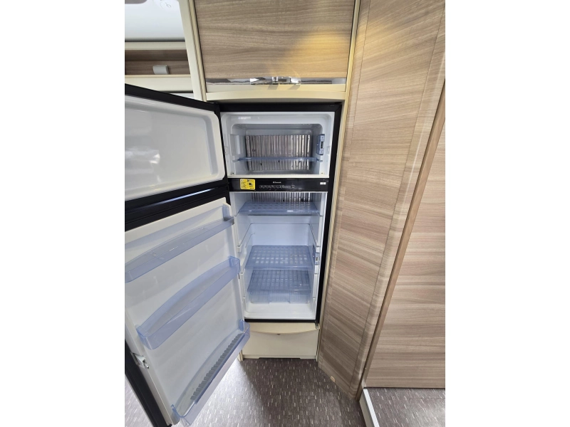 Adria Coral S 670 SL camas longitudinales/5 plazas con cintur&oacute;n foto: 8