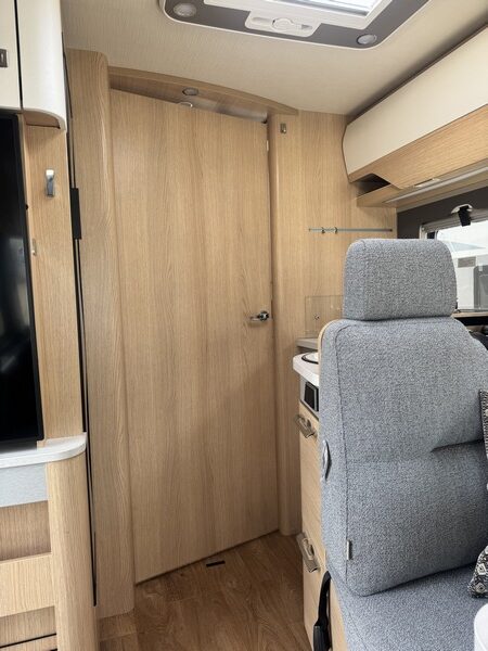 Hymer B MC I 680 equipado con potente Mercedes 9 G Tronic 170 CV AUTOM&Aacute;TICO camas individuales + cama abatible (56 foto: 41