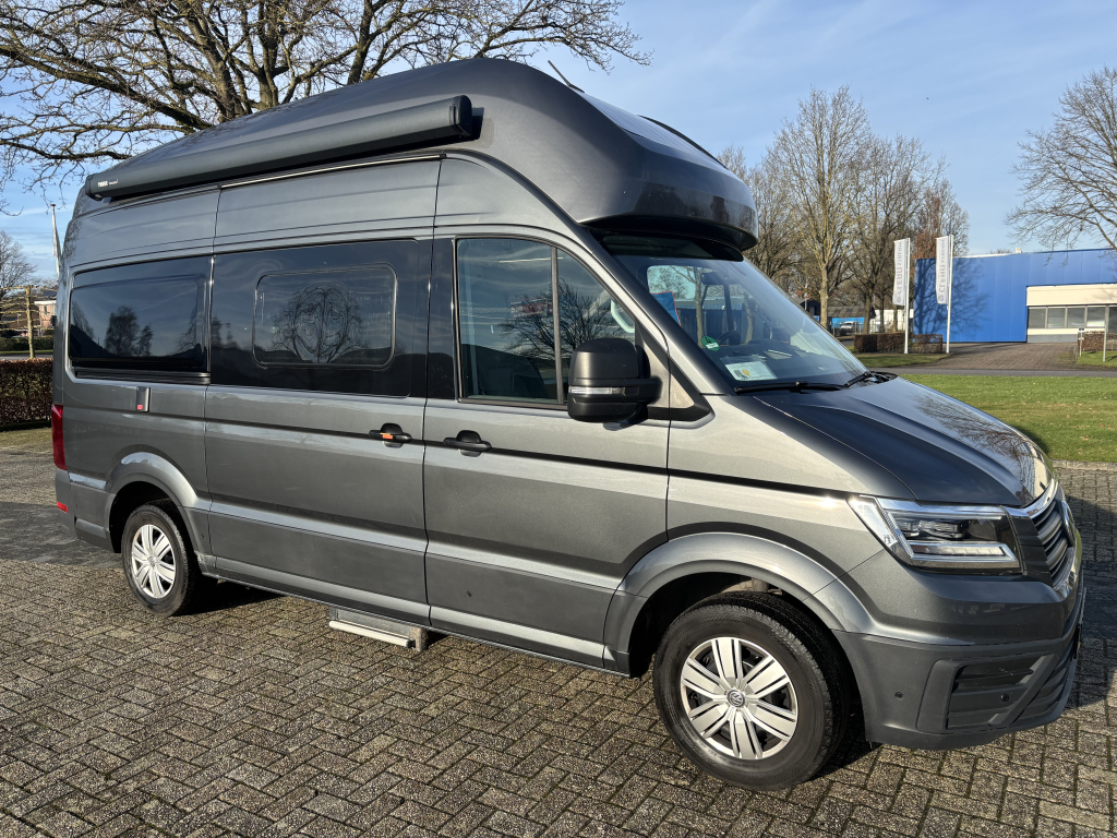 VOLKSWAGEN CRAFTER Grand California 600 (2023) - Luxe Buscamper met 177pk - 8traps DSG Automaat - 4 Slaapplaatsen - 220cm Stahoogte - Trekhaak - Rijhulpsystemen - 6 maanden FULL GARANTIE - In zeer nette staat!