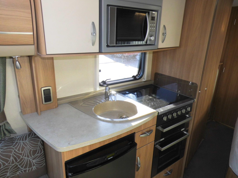 Swift Challenger 570 Sat&eacute;lite, toldo y aire acondicionado foto: 5