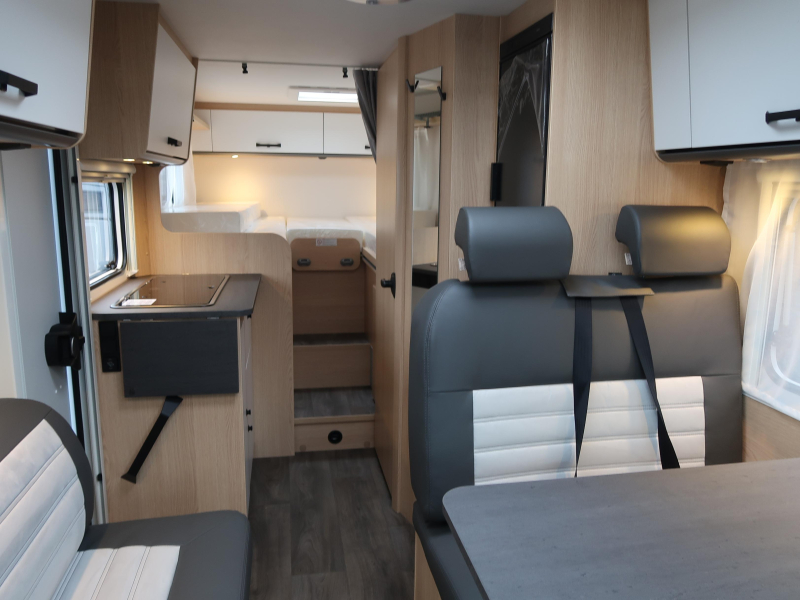 Sunlight V67S Adventure HOGE KOELKAST/ 2X1 BED!!  foto: 5