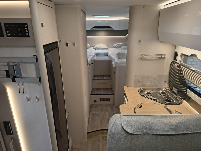 Hymer Tramp S 680 -- 5 gordels --  foto: 17
