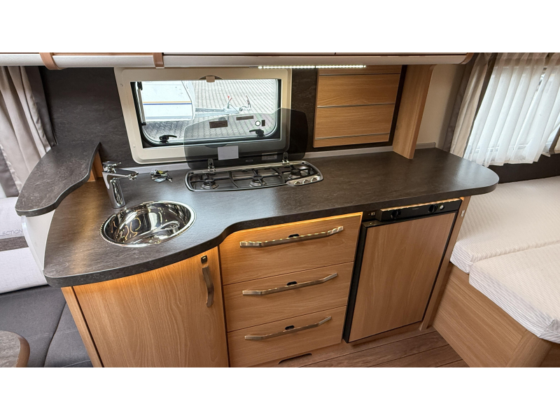 Knaus Sudwind Silver Selection 500 FU frans bed rondzit toilet  foto: 4