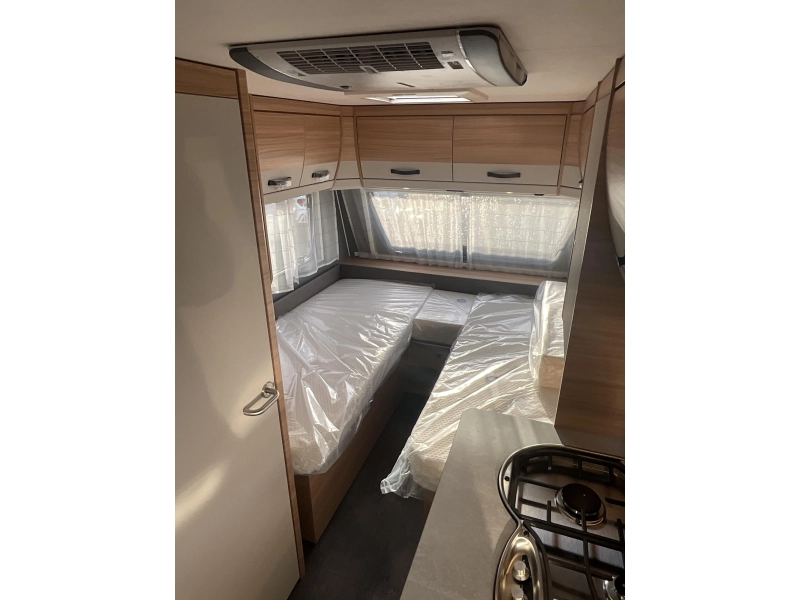 Dethleffs Summer Edition 460 EL SINGLE BEDS-XL FRIDGE photo: 6