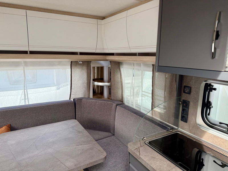 Hobby De Luxe 460 UFE Cama francesa y asientos redondos! foto: 14