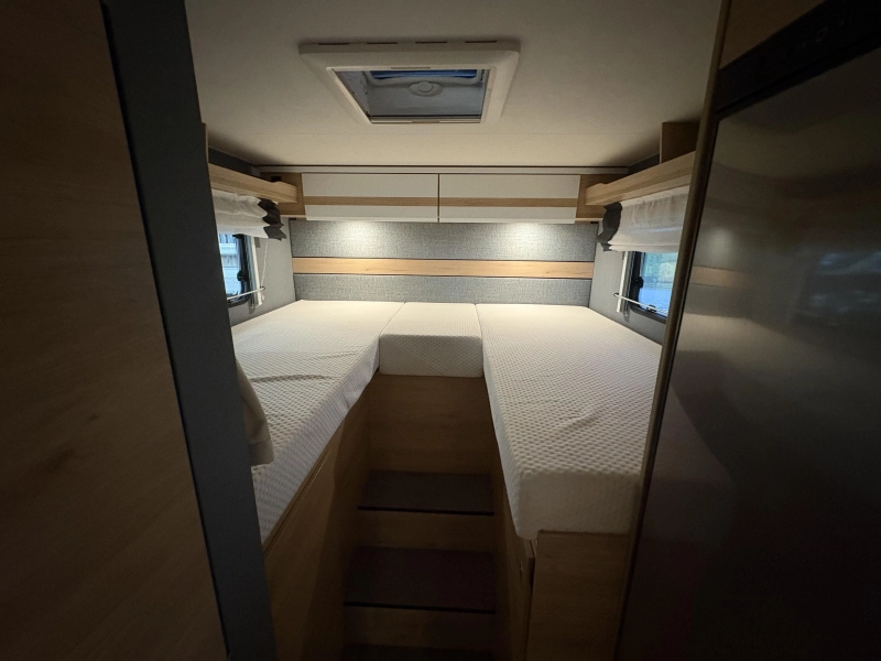 Dethleffs Just Camp 6812 EB lengte bed - hefbed  foto: 13