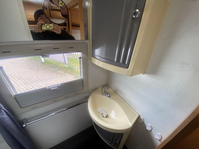 Dethleffs Globetrotter Frans bed Airco dinette  foto: 15